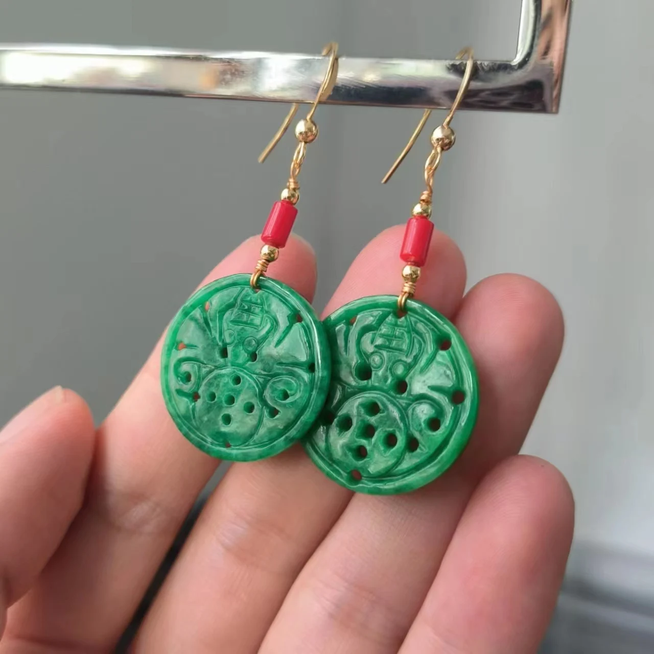 

1pcs/lot Natural Emerald Earrings Ear Hooks Sculpture Chinese character coral Miss retro Openwork Round Pendant folk-custom taki