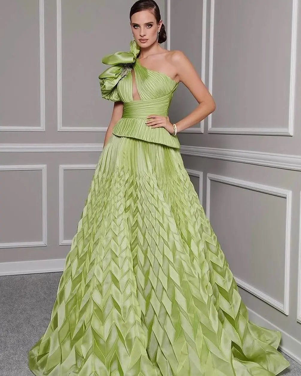 

Customized Exquisite Green Satin Sparkly Crystal Evening Dress A-Line One Shoulder Sweep Train Sleeveless Vestido De Festa 2025