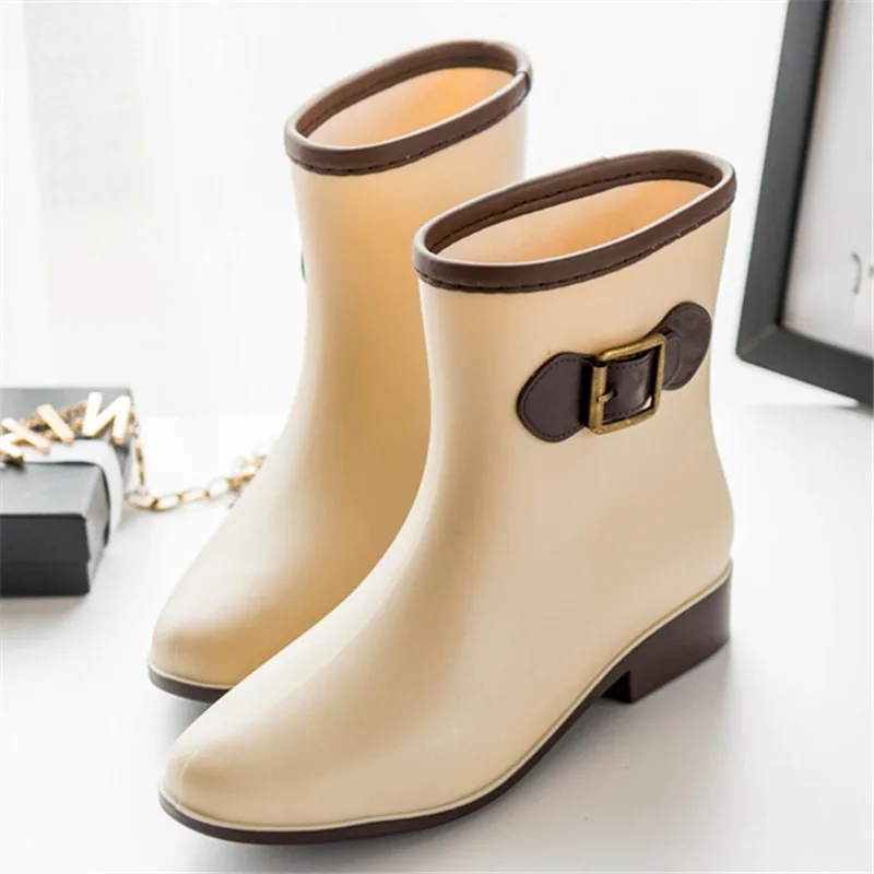 Wellies للنساء أحذية المطر البلاستيكية موضة حزام مشبك الكعب المنخفض الانزلاق على Gumboots لينة الجرموق مقاوم للماء عدم الانزلاق الأحذية البلاستيكية