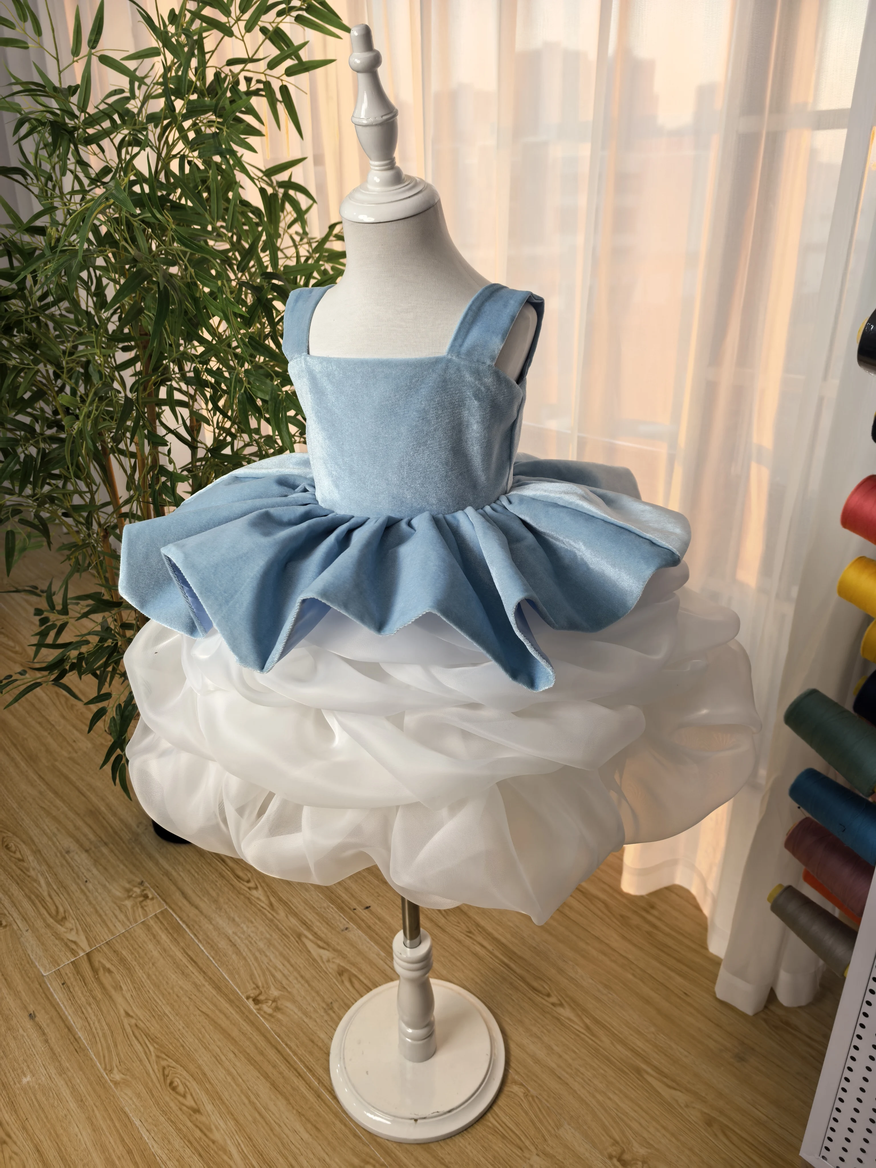 

New Light Blue Sling Girl's Dress Design Sense Children's Piano Playing Show Princess Dress Flower Girl Elegant Dress