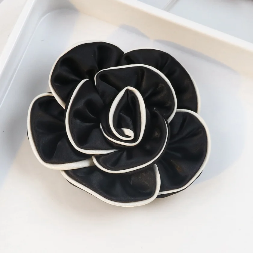 Luxury Black White Fabric Camellia Flower Brooches for Woman Cloth Rose Brooch Pins Dress Shirt Fashion Accessories Dropship