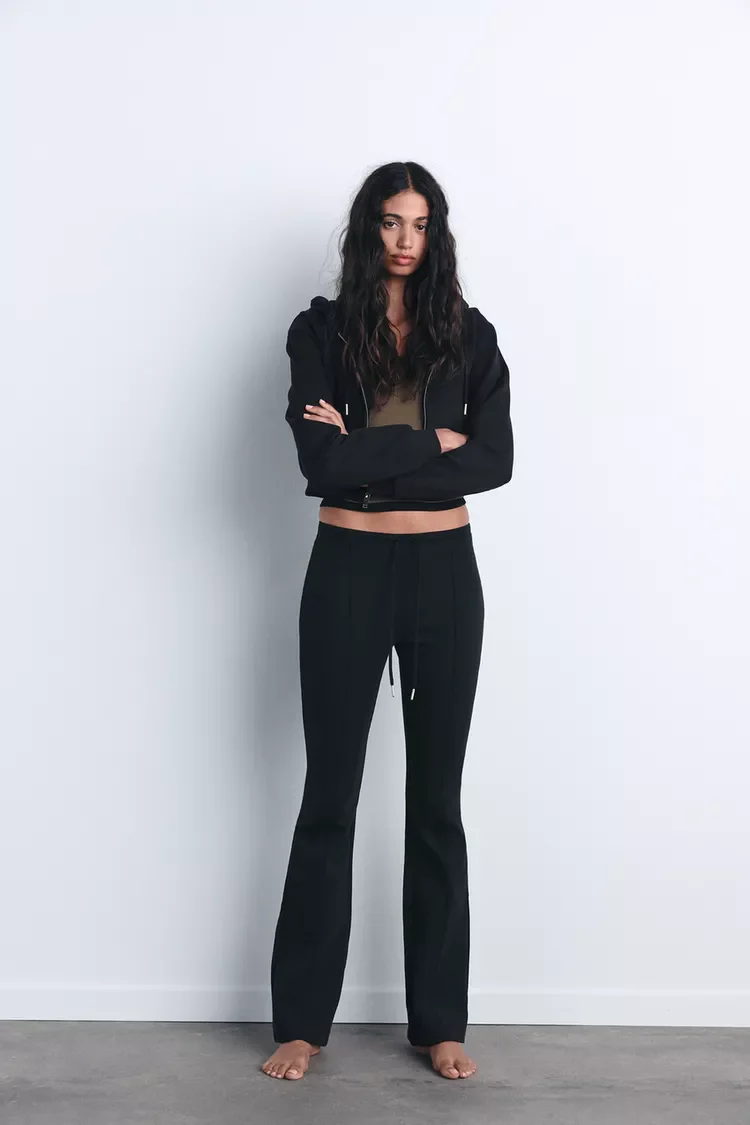 طقم نسائي من قطعتين لربيع 2025: هودي طويل الأكمام مرن وبنطلون واسع الساق بخصر مرتفع مع سحاب للإغلاق