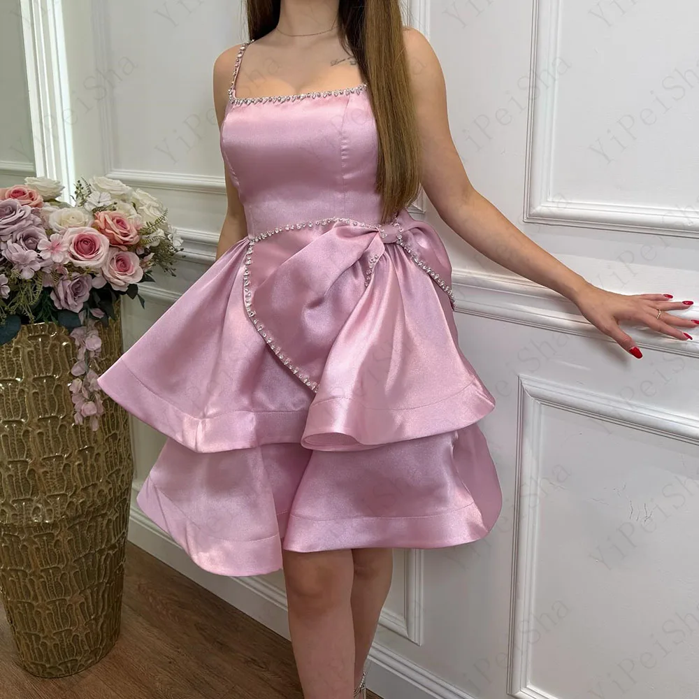 カスタマイズされた A ラインウエディングドレス膝丈スパゲッティストラップノースリーブファッションクリスタルリボンシンプルなドレープバックレスパーティードレス