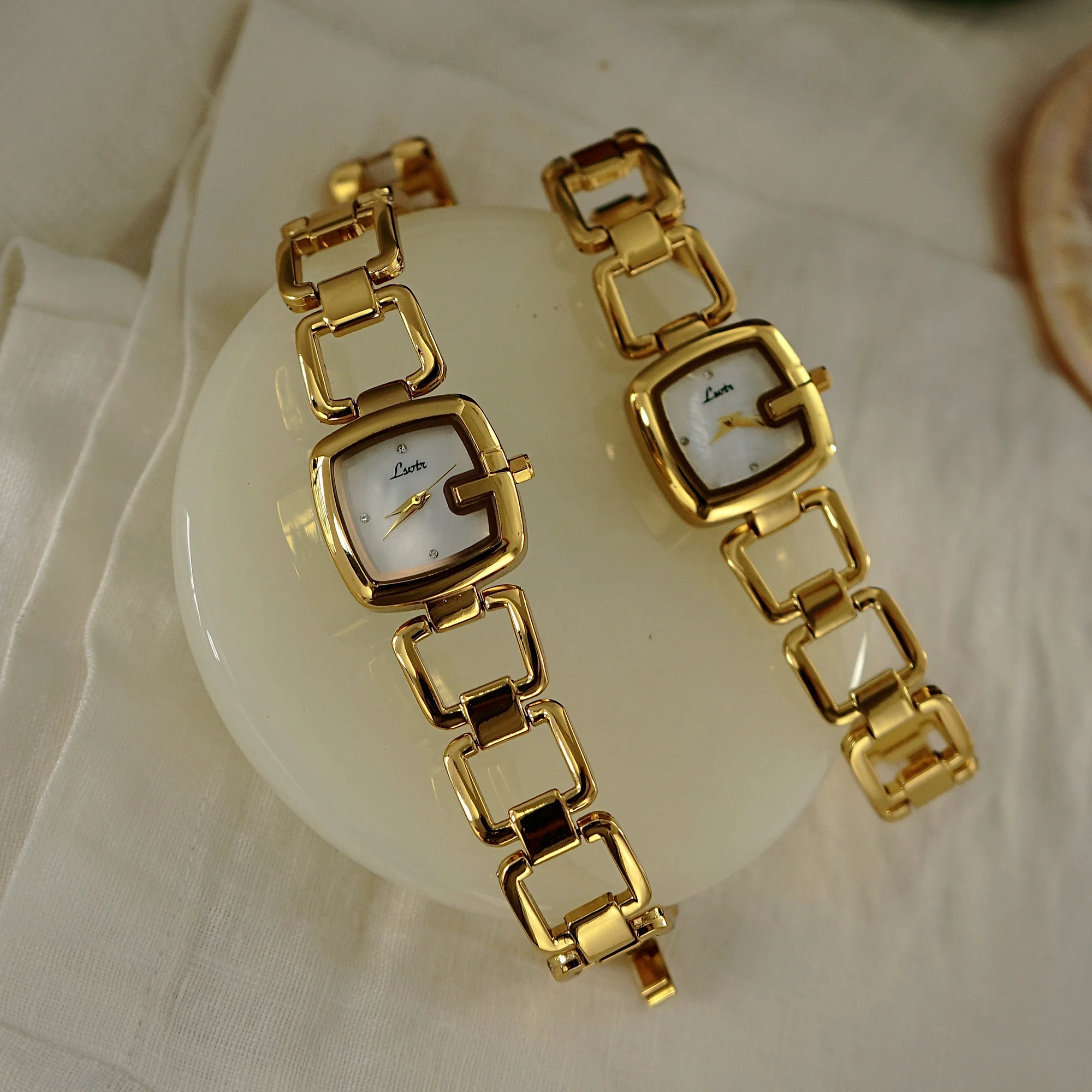 1pc Women\'s Elegant High-End Fashion Luxury Quartz Watch, Stainless Steel Band, Rhinestone & Mother Of Pearl Dial, Hollow Design