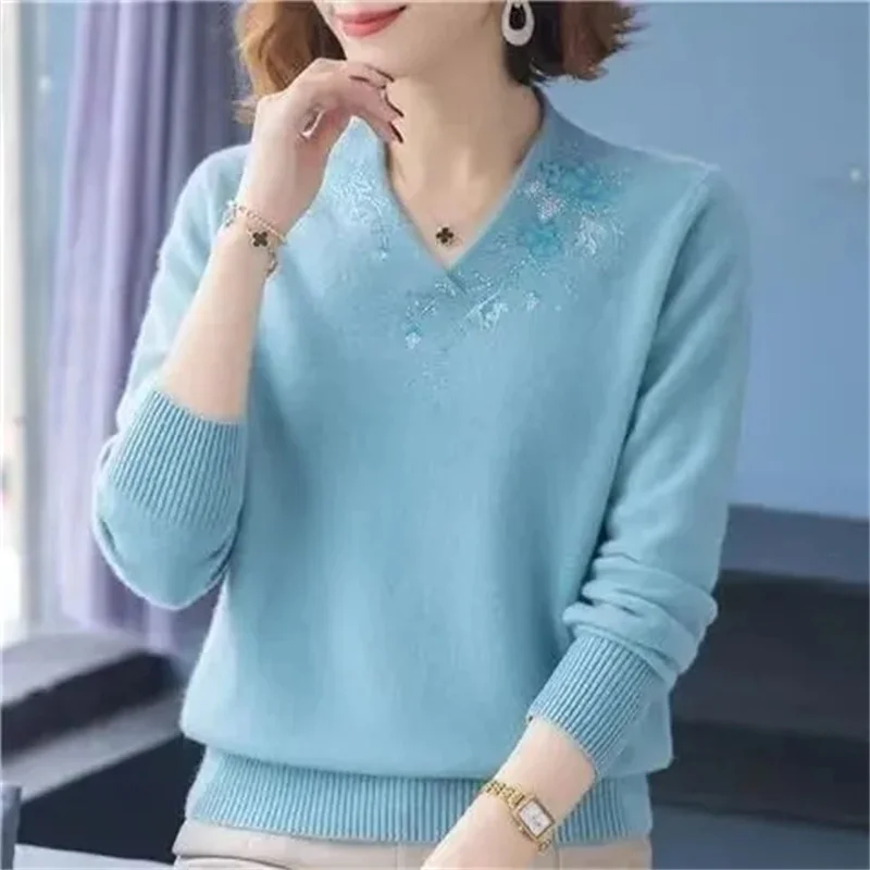 

New V-neck Knitted Sweater Female Mother Wearing Spring Autumn And Winter Bottoming Shirt Fashionable With A Warm Top Inside