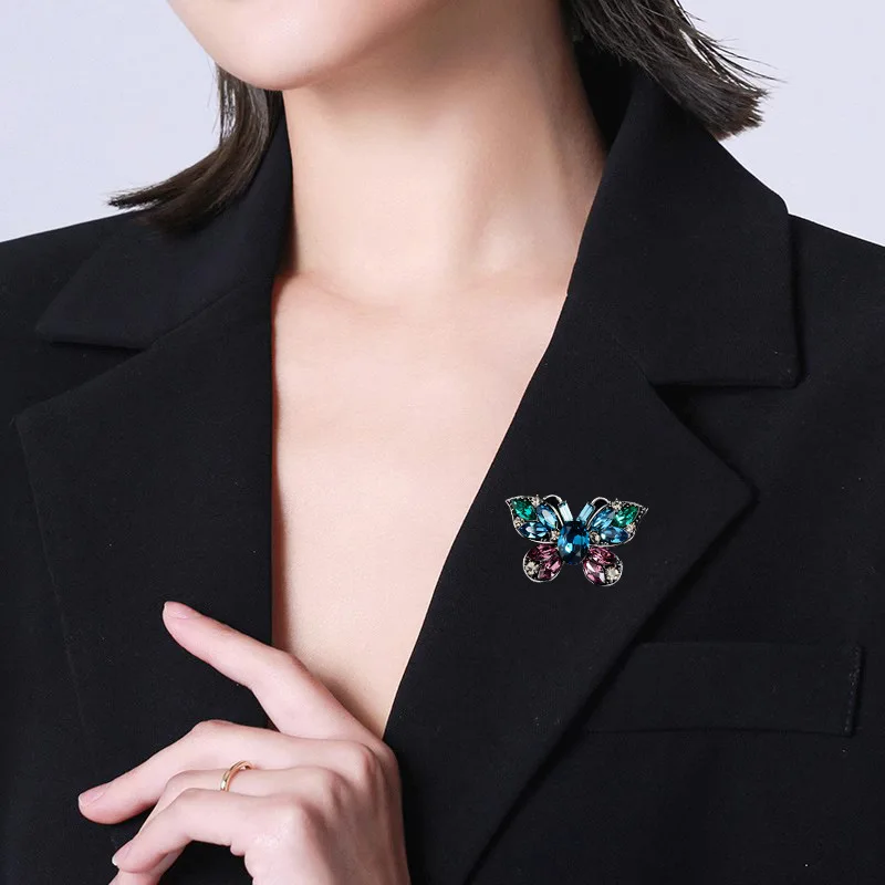 Europäische und amerikanische Retro-Schmetterlingsbrosche, Herren- und Damenaccessoires, Nachahmung von Kristall, Insektendesign, Sinn für Nische, Temperame