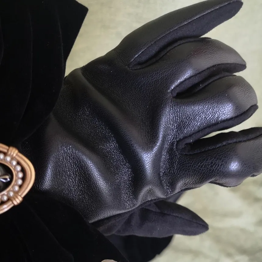 Retro Elegant Black PU Leather Gloves for Women Gothic Large Velvet Bow Pearl Badge Warm Touchable Five Finger Gloves for Party