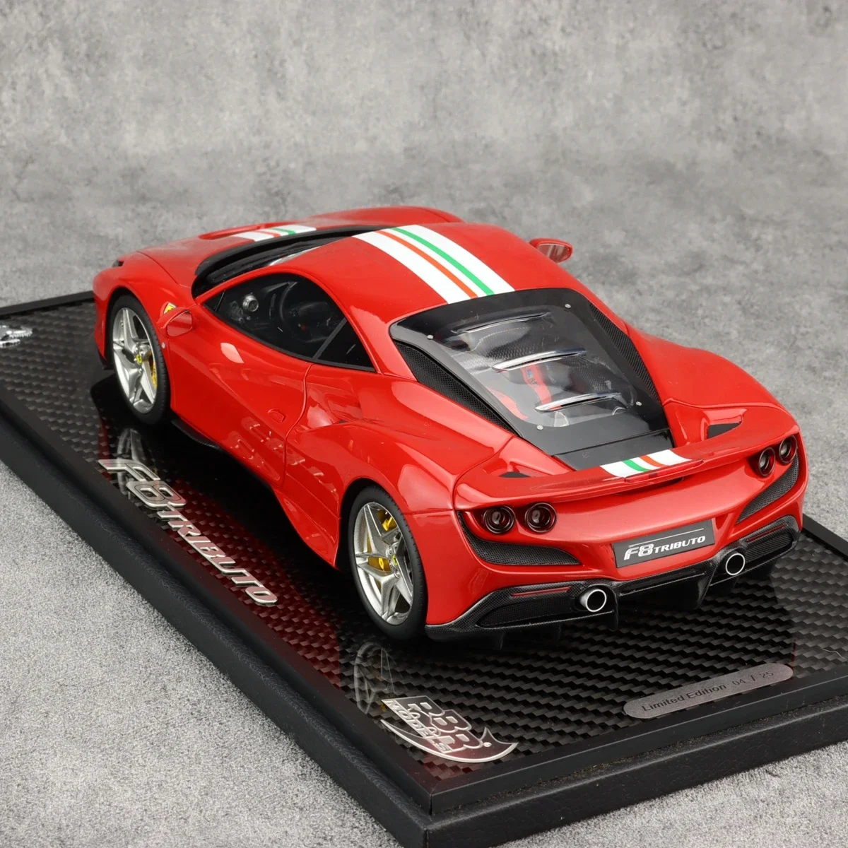 BBR 1:18 F8 Tributo Club 맞춤형 에디션 시뮬레이션 한정판 수지 금속 정적 자동차 모델 장난감 선물