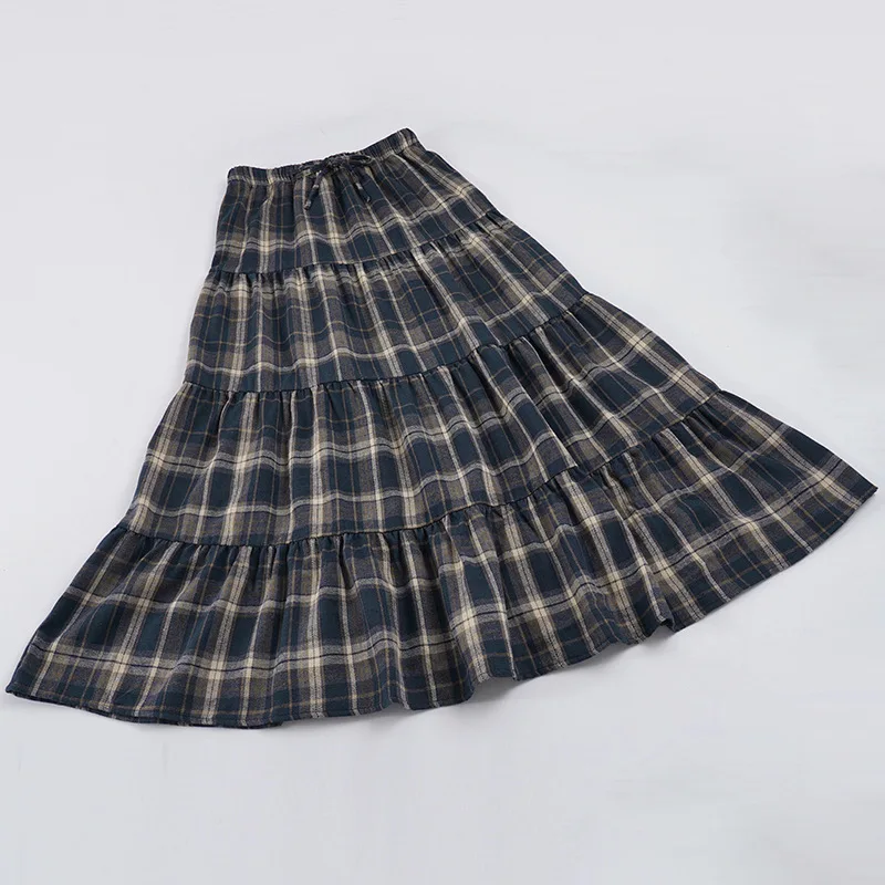 レトロなカレッジスタイルのストライプ柄、コントラストカラーのレースアップ、スリムなロングスカート（女性用）