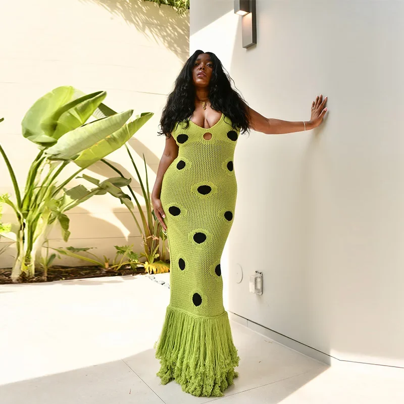 Abito lungo lavorato a maglia a pois di design con scollo a V scava fuori abiti con orlo con frange 2025 Abito da sera elegante per feste delle nuove donne estive