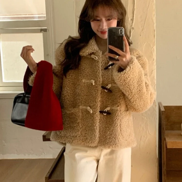 ショート丈レディースジャケット 秋冬新作 おしゃれ ゆったり ボタン付き ラムファー襟 ポケット付き 暖かいコットン トップス 通勤スタイル 長袖