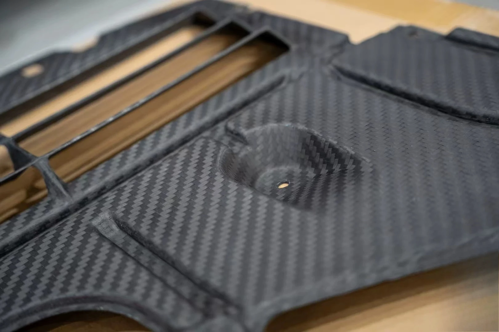 The modified carbon fiber lower guard is oil-cooled and suitable for BMW G80 G82 G87 M2 M3 M4