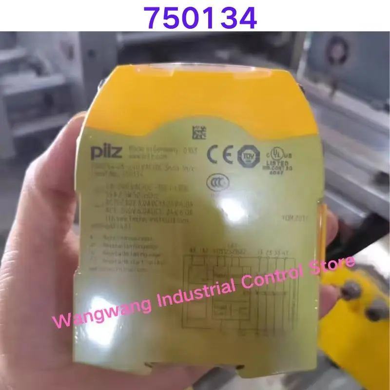 Brand-new  PNOZ s4 safety relay Model 750134