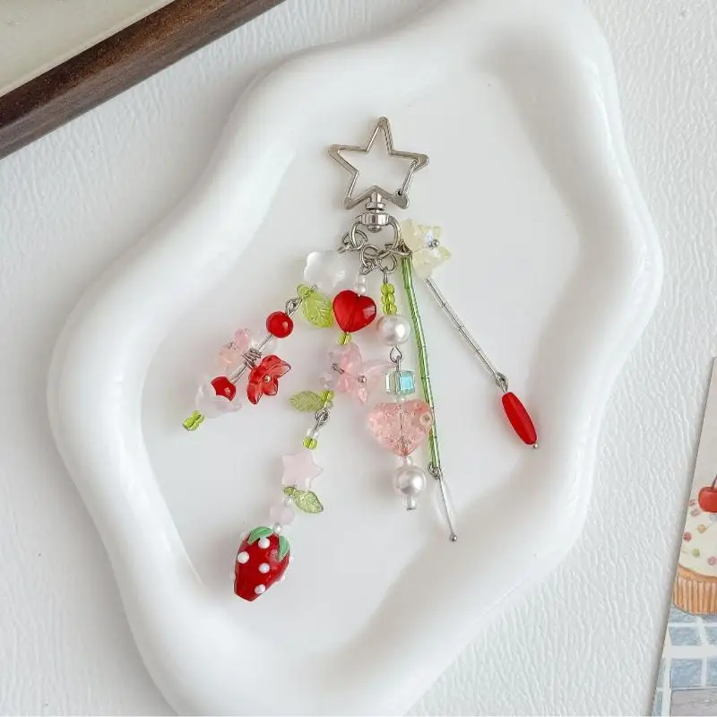 Handgefertigter Erdbeer-Schlüsselanhänger in Tulpenrot, kokett, dekoratives Geschenk, ideal für den täglichen Gebrauch und zum Verschenken. – Detail 1