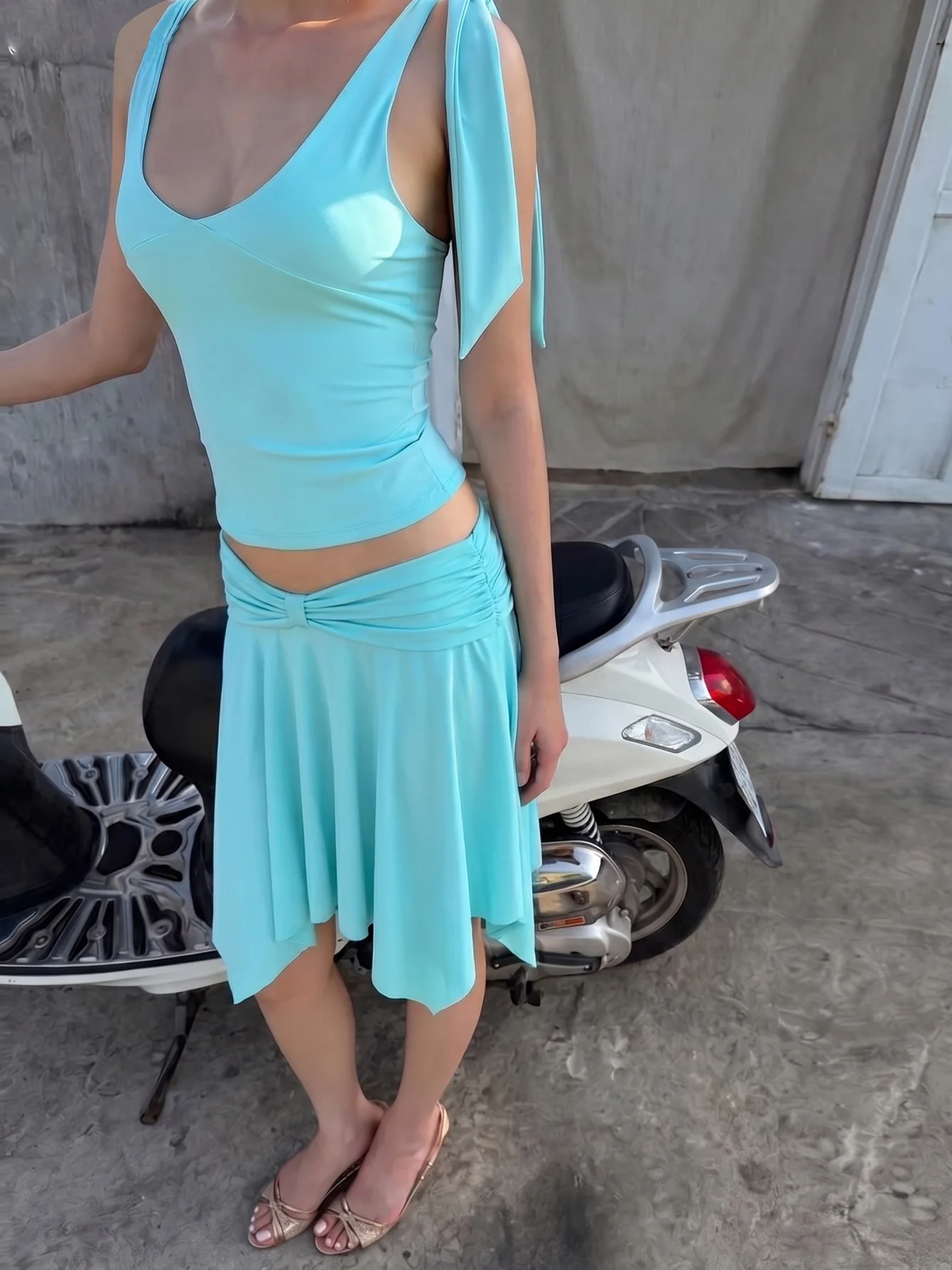 Mintgrünes U-Ausschnitt-Top mit Krawatte und Midi-Rock-Set, Dehnbares Figurbetontes Crop-Top mit Gedrehtem Unregelmäßigem Rock, Zweiteiliges Outfit – Detail 5
