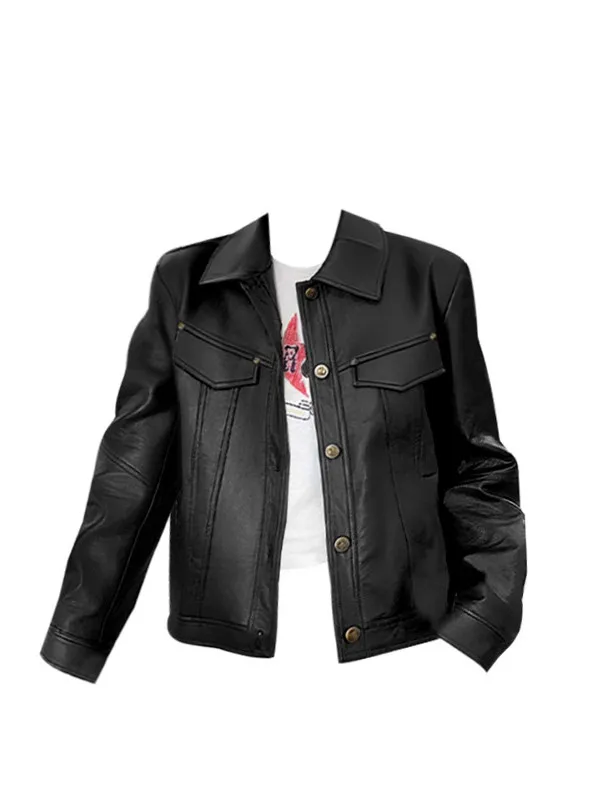 جاكيت جلد أسود نسائي كاجوال بتصميم أنيق مع ياقة مزينة بالمسامير، ملمس فاخر، سحاب علوي، تصميم فضفاض مناسب للتنقلات اليومية.
