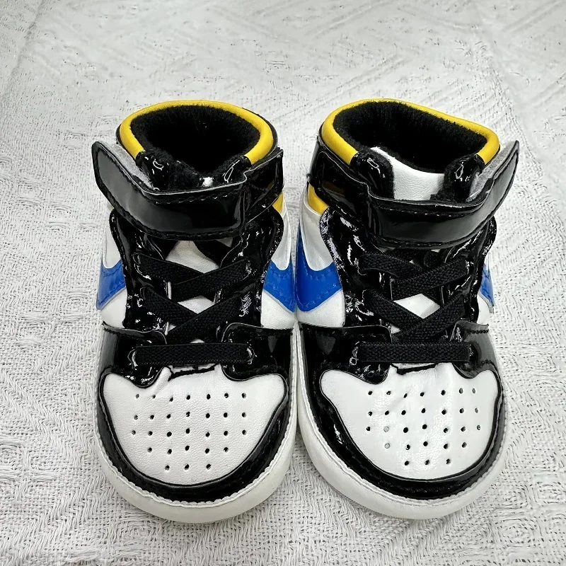 أحذية أطفال للربيع والخريف كلاسيكية عصرية من البولي يوريثان أحذية رياضية عالية الجودة أحذية كرة السلة نعل ناعم أحذية مشي خفيفة الوزن