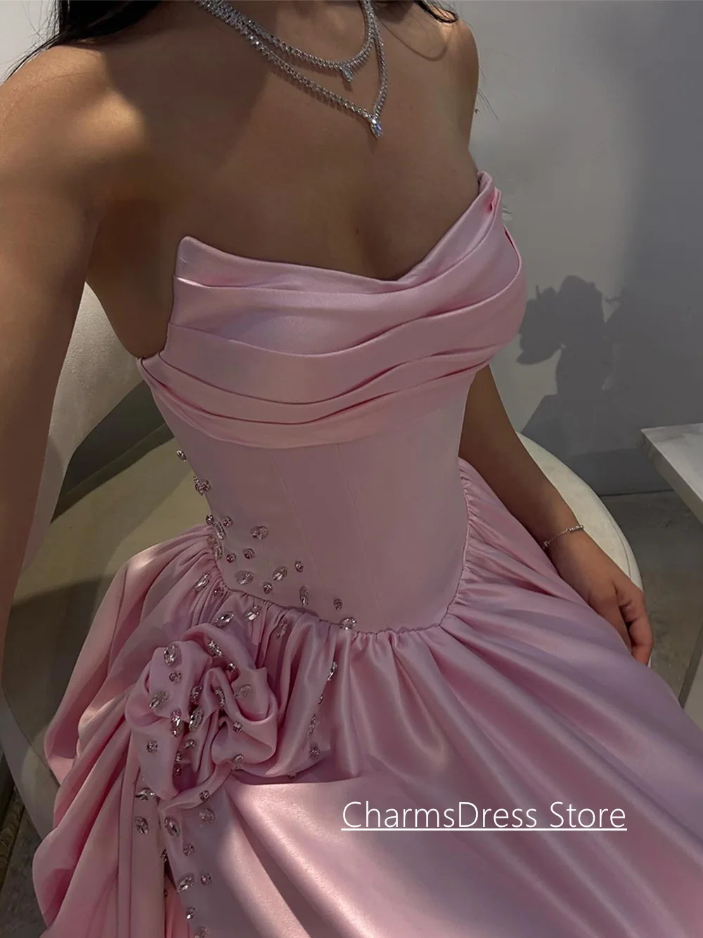 アラビアンイブニングドレス カスタマイズされたスクープネック ノースリーブ クリスタルストーン フラワードレープ ハイスリット Aライン サテン プロムドレス