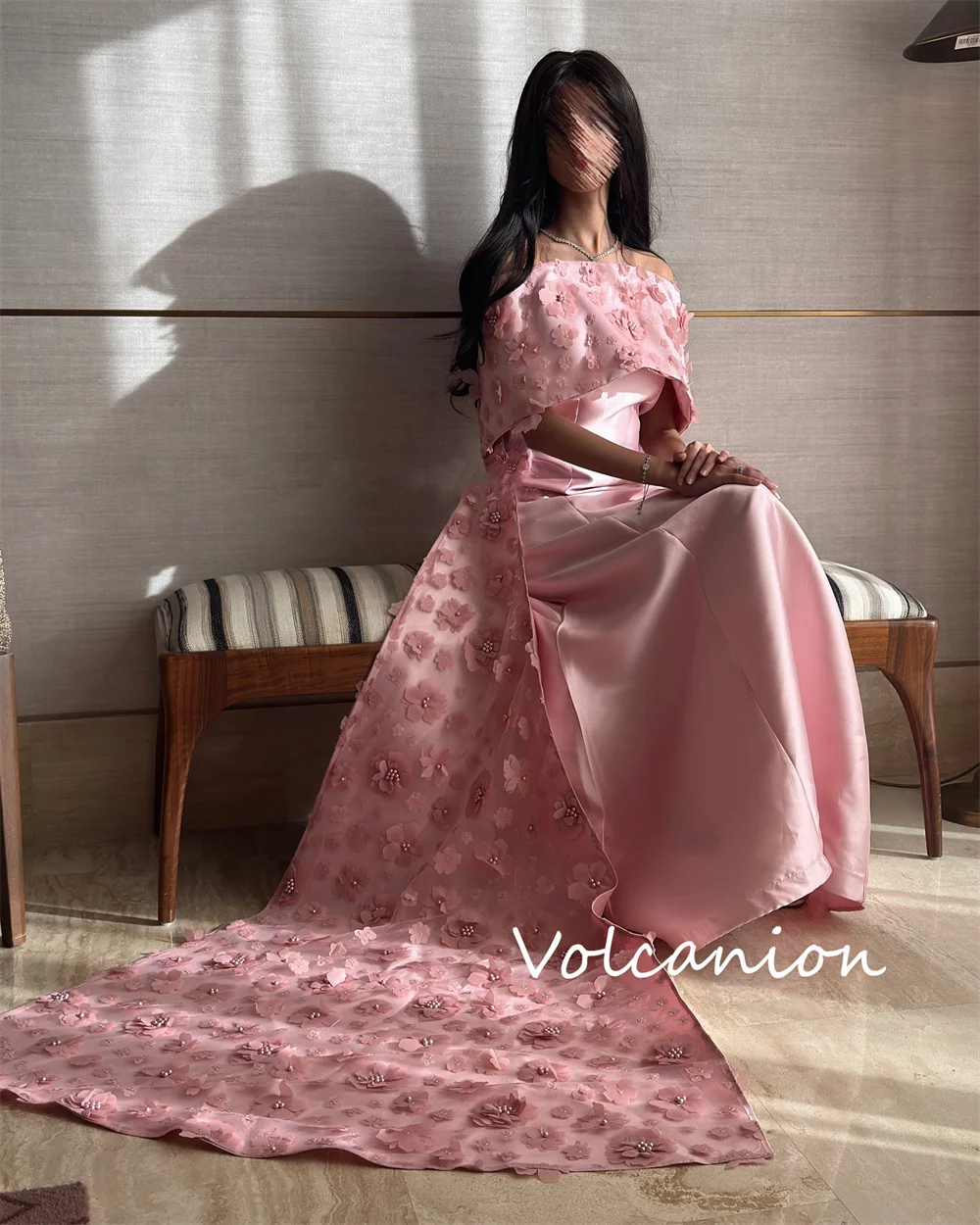 Abiti lunghi con spalle scoperte e fiori con paillettes Charmeuse alla moda personalizzati Stile moderno per occasioni su misura