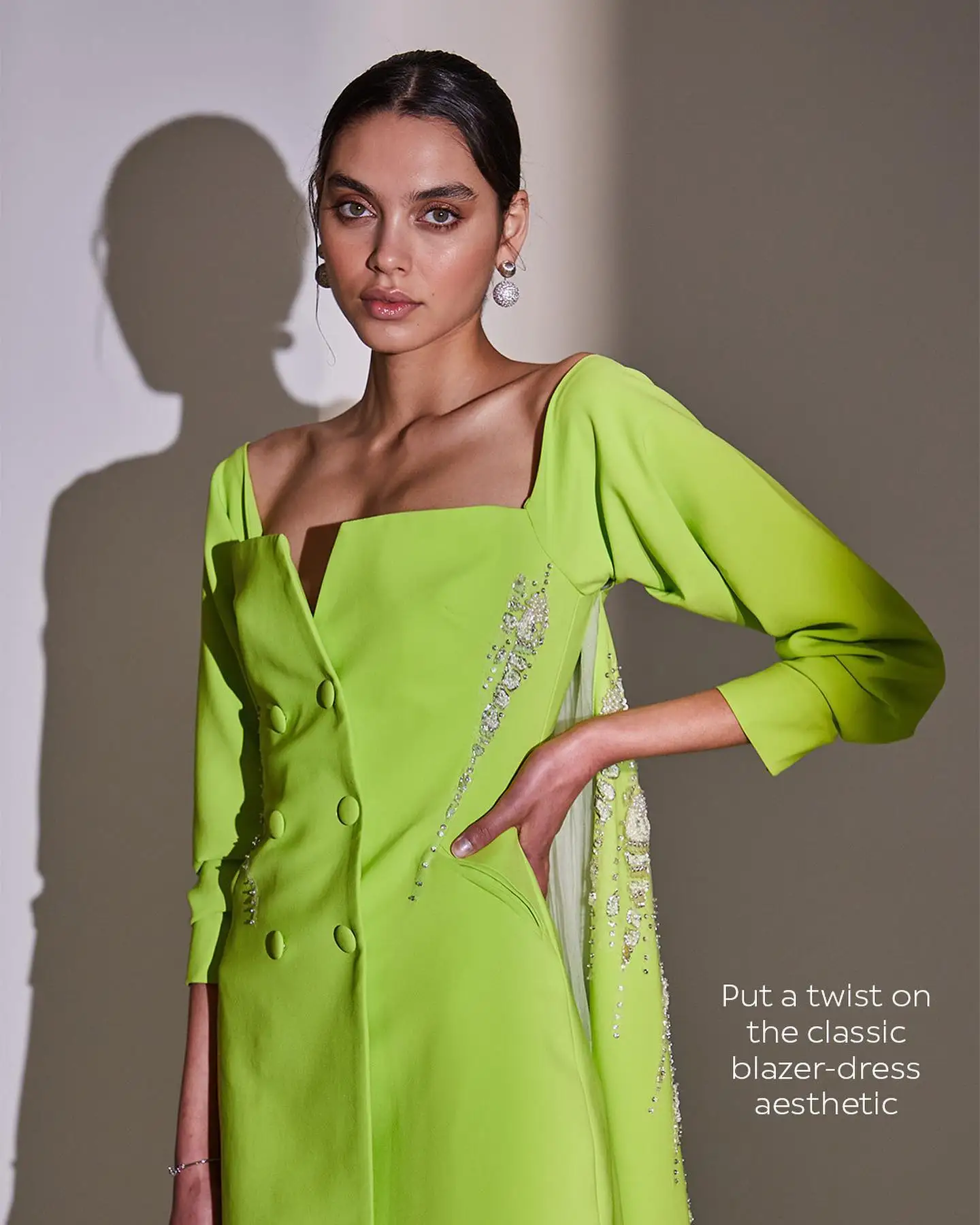 Elegant Green Blazer Dress with Cape Sweep Train Stretchy Satin Short Prom Party Dresses Women Formal Blazer Beads فساتين السهرة