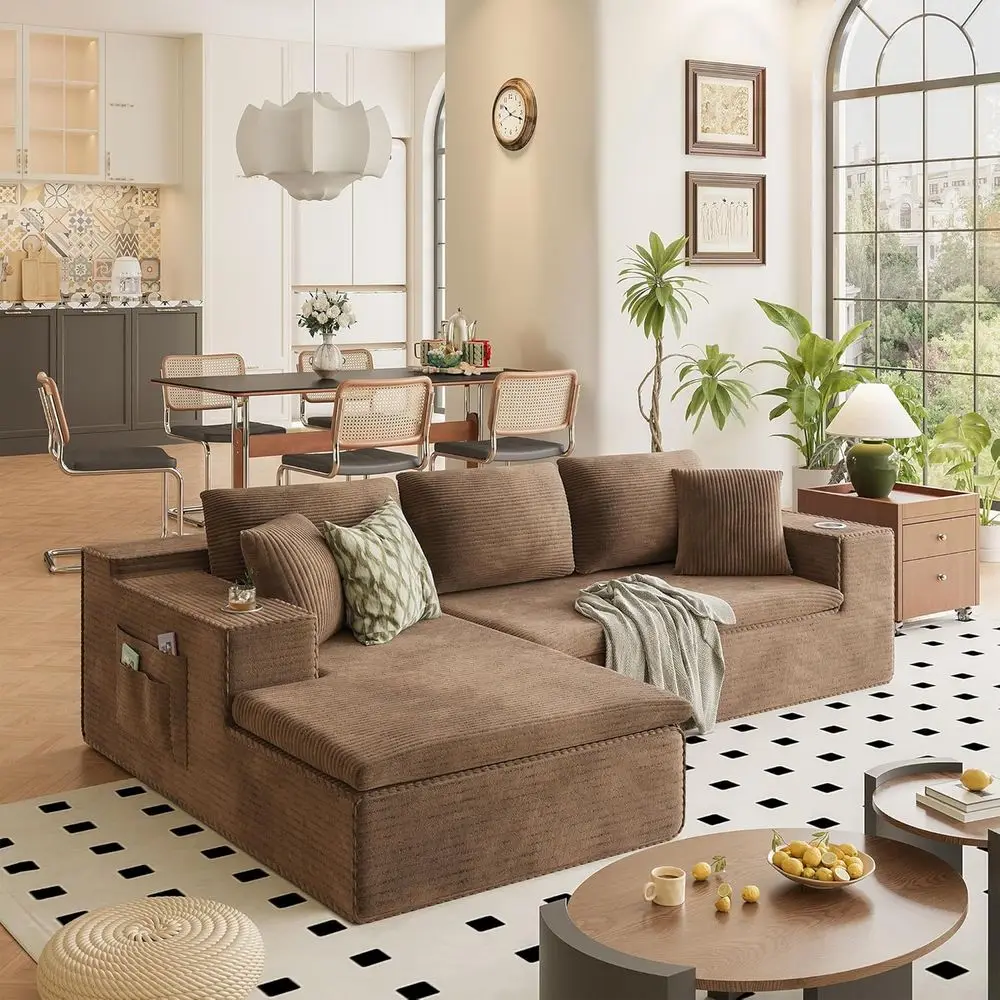 أريكة مقسمة باللون البني 109 على شكل حرف L مع إسفنج الذاكرة، والمقعد العميق، وحاملات الأكواب، وجيوب تخزين - لا حاجة للتجميع