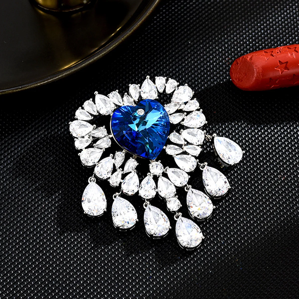 

Luxury Versatile Zircon-encrusted Brooch, Anti-light Pin, Crystal Water Drop Brooch Accessories for Women