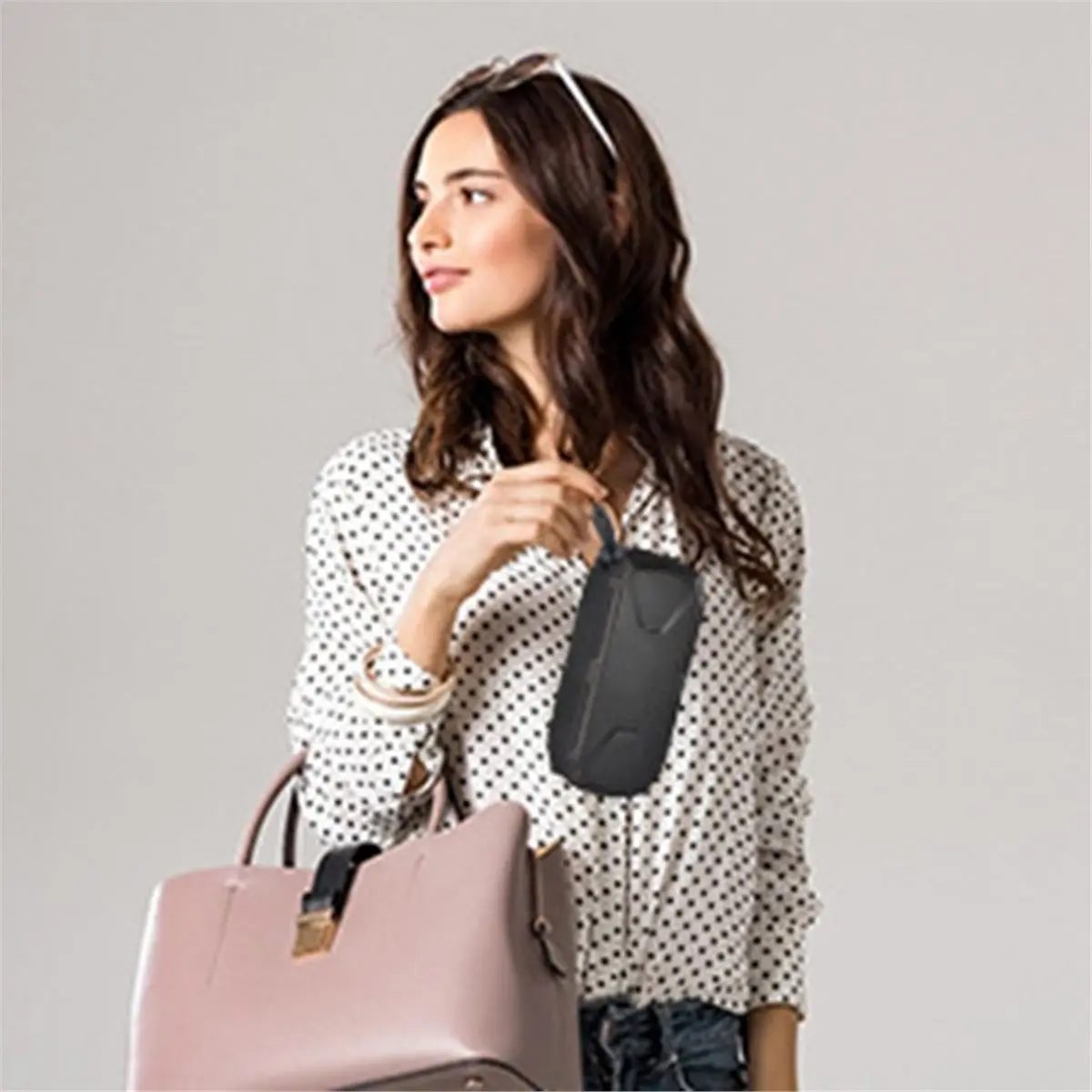 

Outdoor Waterproof Wireless Bluetooth Speaker with Stereo Sound Deep USB/AUX/ Pairing Hands-Free Calling for Camping