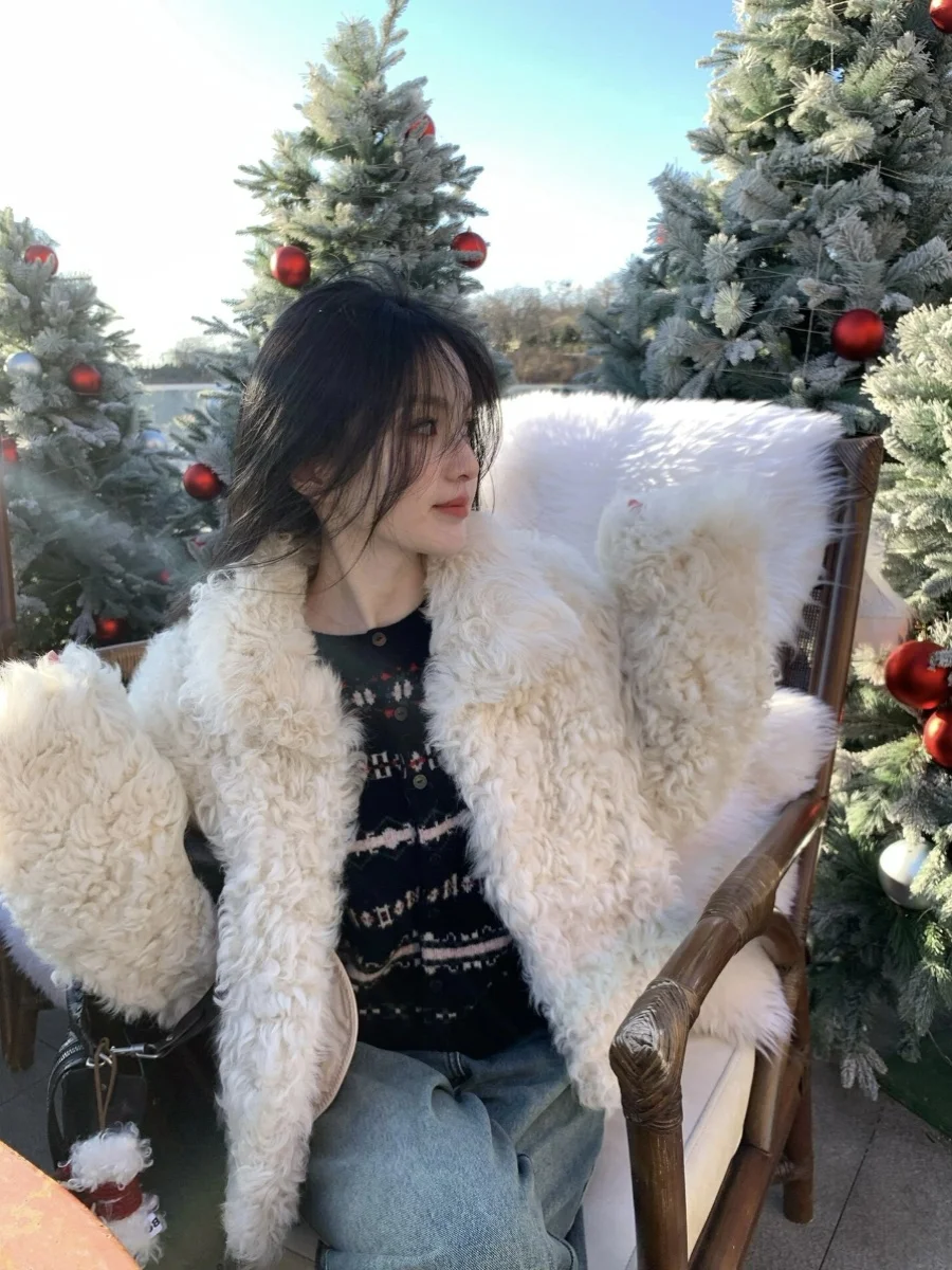 

Lamb Wool Jacket Autumn Woman Pearl Decorated Bead Adorned Gem Ornamented Jewel Embellished Stone Enhanced Crystal Beautified GF