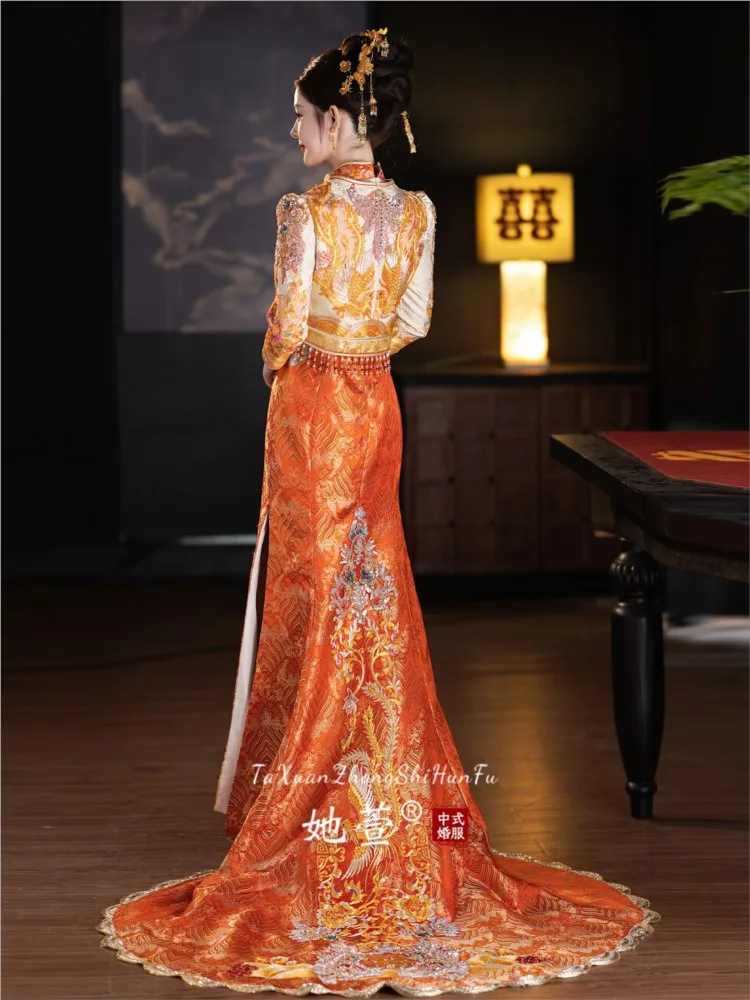 Chinese-style wedding dress The wears a long tail toasts cheongsams dragon and phoenix gowns attire
