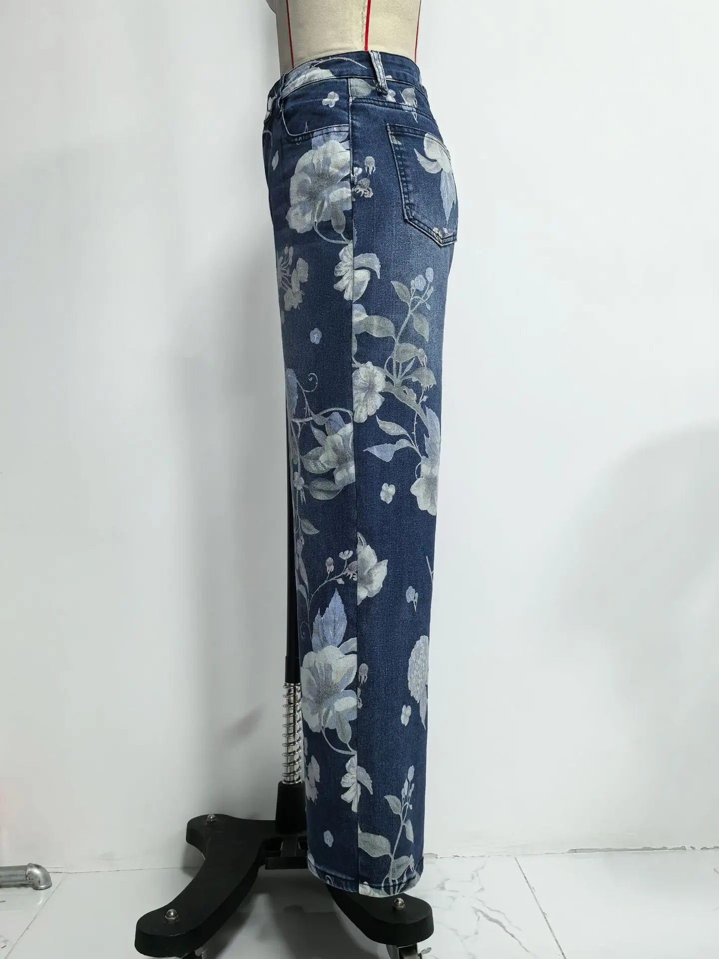 New for 2026: Women's Blue High-waisted Stretch Jeans, Vintage-style Loose-fit Wide-leg Denim Pants with A Floral Print.