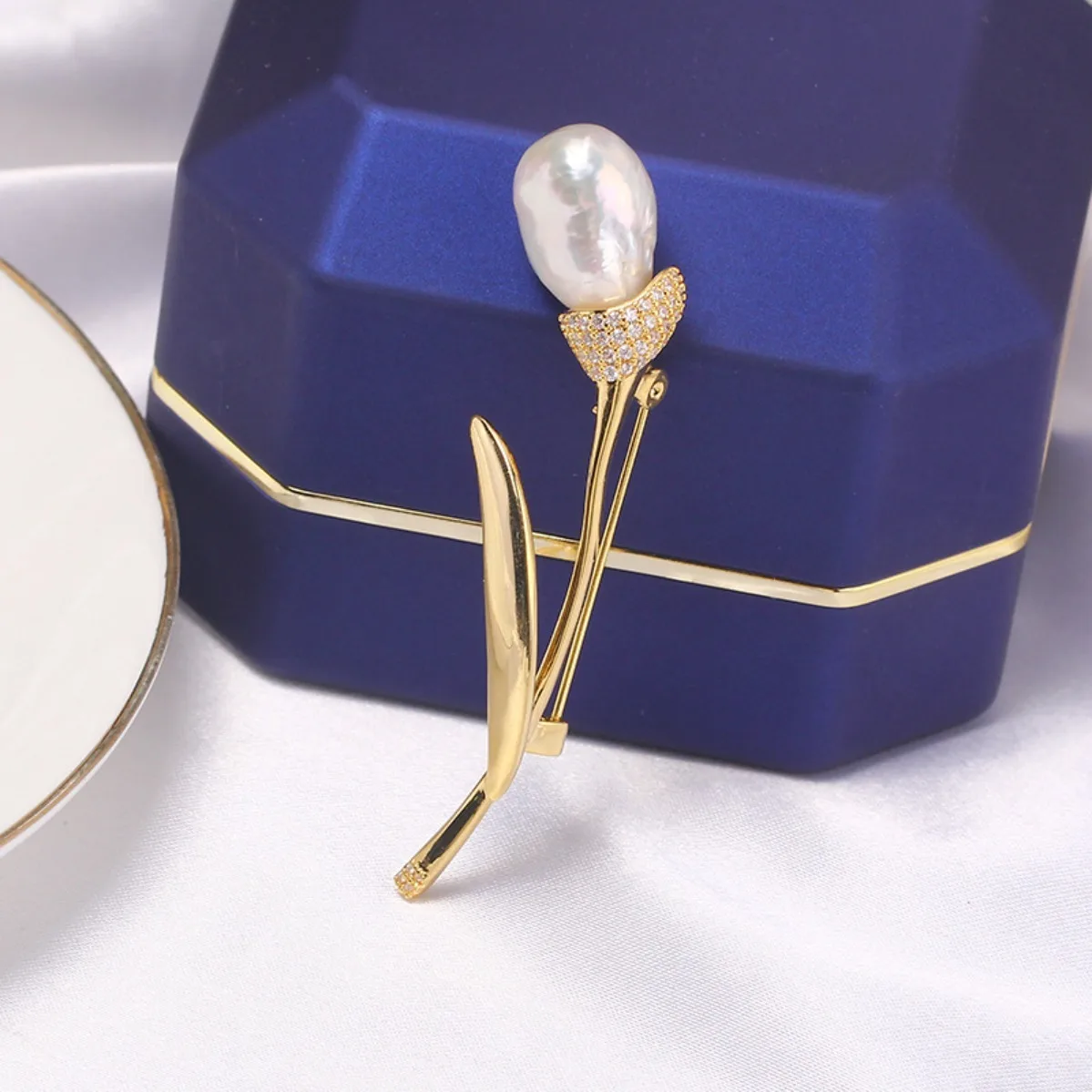 broche-em-latao-com-banho-de-ouro-em-formato-de-rosa-e-tulipa-com-incrustacoes-de-zircao-acessorio-de-corsage-de-perolas-barrocas-para-diy