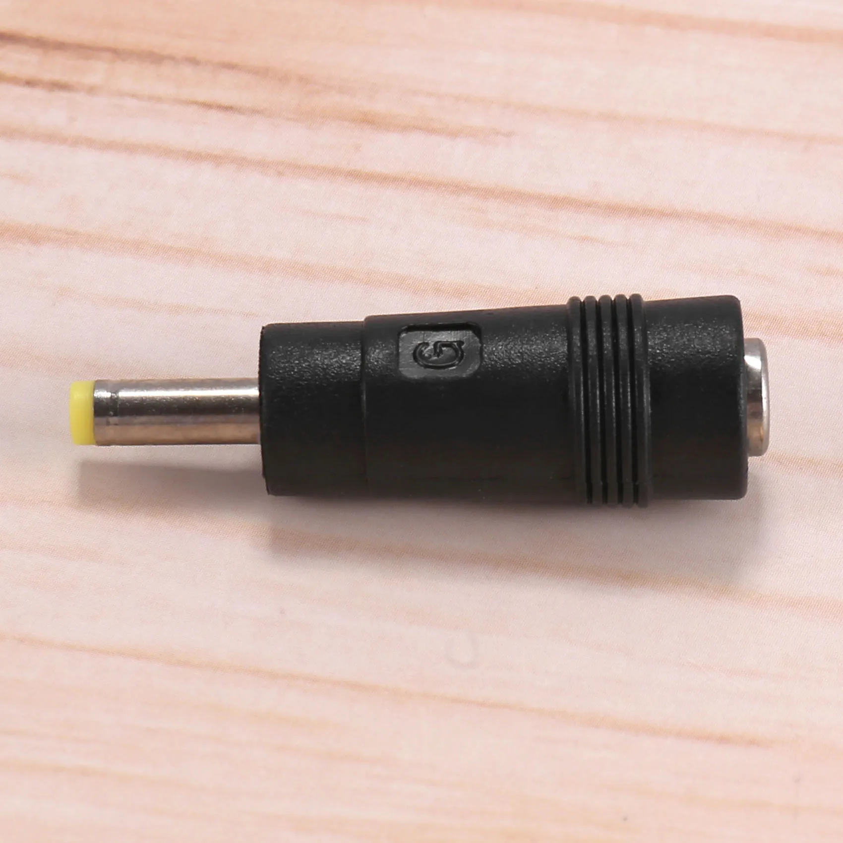 ปลายสีเหลือง 4.0x1.7 มม. ปลั๊กตัวผู้ถึง 5.5x2.1 มม. แจ็คตัวเมีย DC Power Connector สีดํา