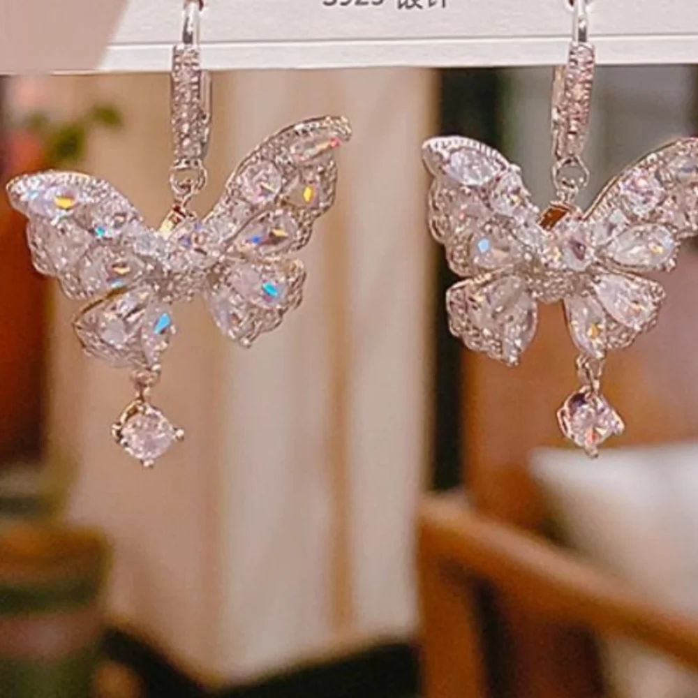 أنيقة ضوء الفاخرة فراشة كريستال أقراط هوك ثقب الحلو فراشة انخفاض القرط الزركون الأذن مجوهرات اكسسوارات الطرف