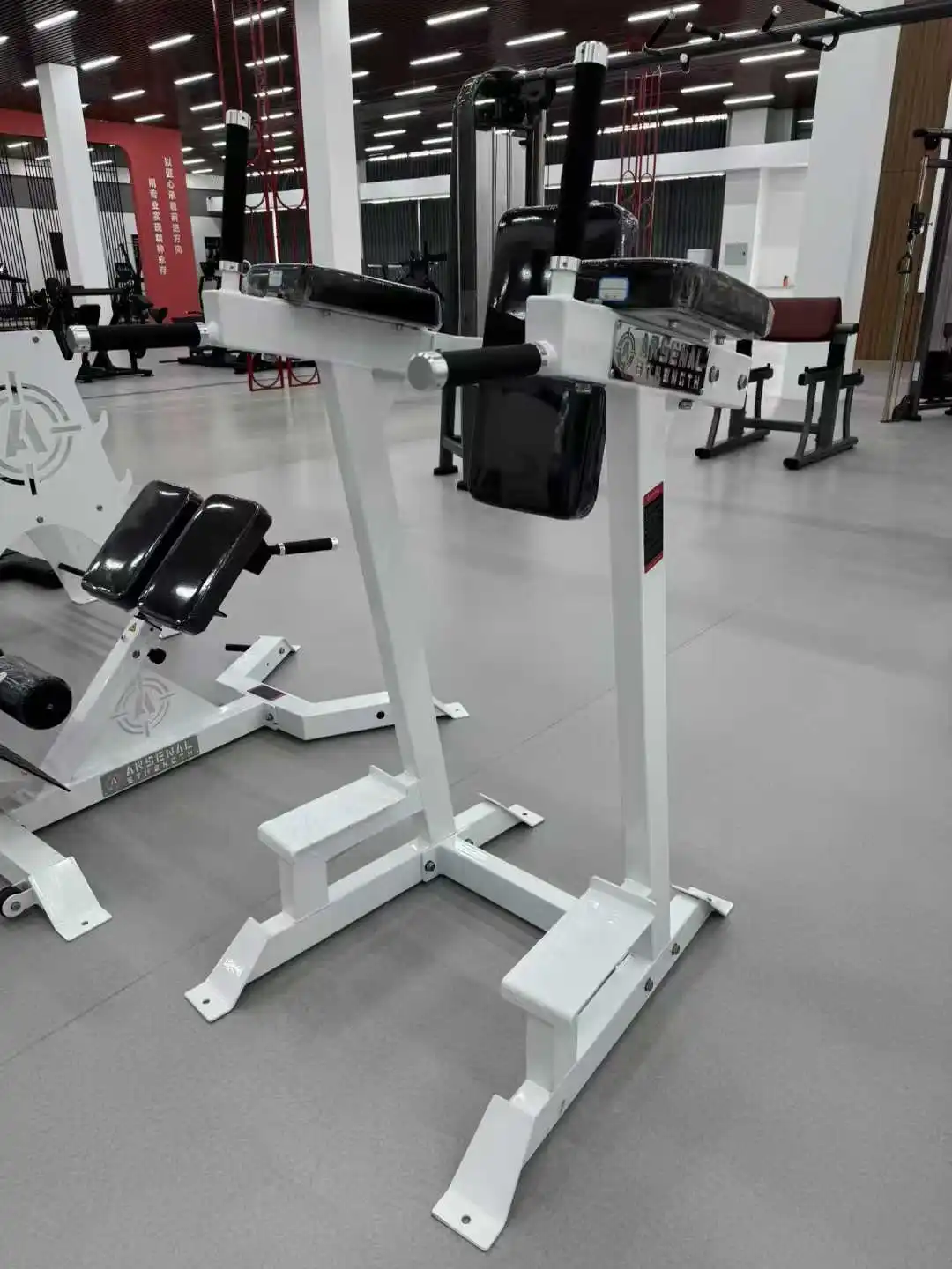 جهاز اللياقة البدنية في صالة الألعاب الرياضية، محطة رفع معدنية قابلة للتعديل للذقن والساق مع ميزات أمان