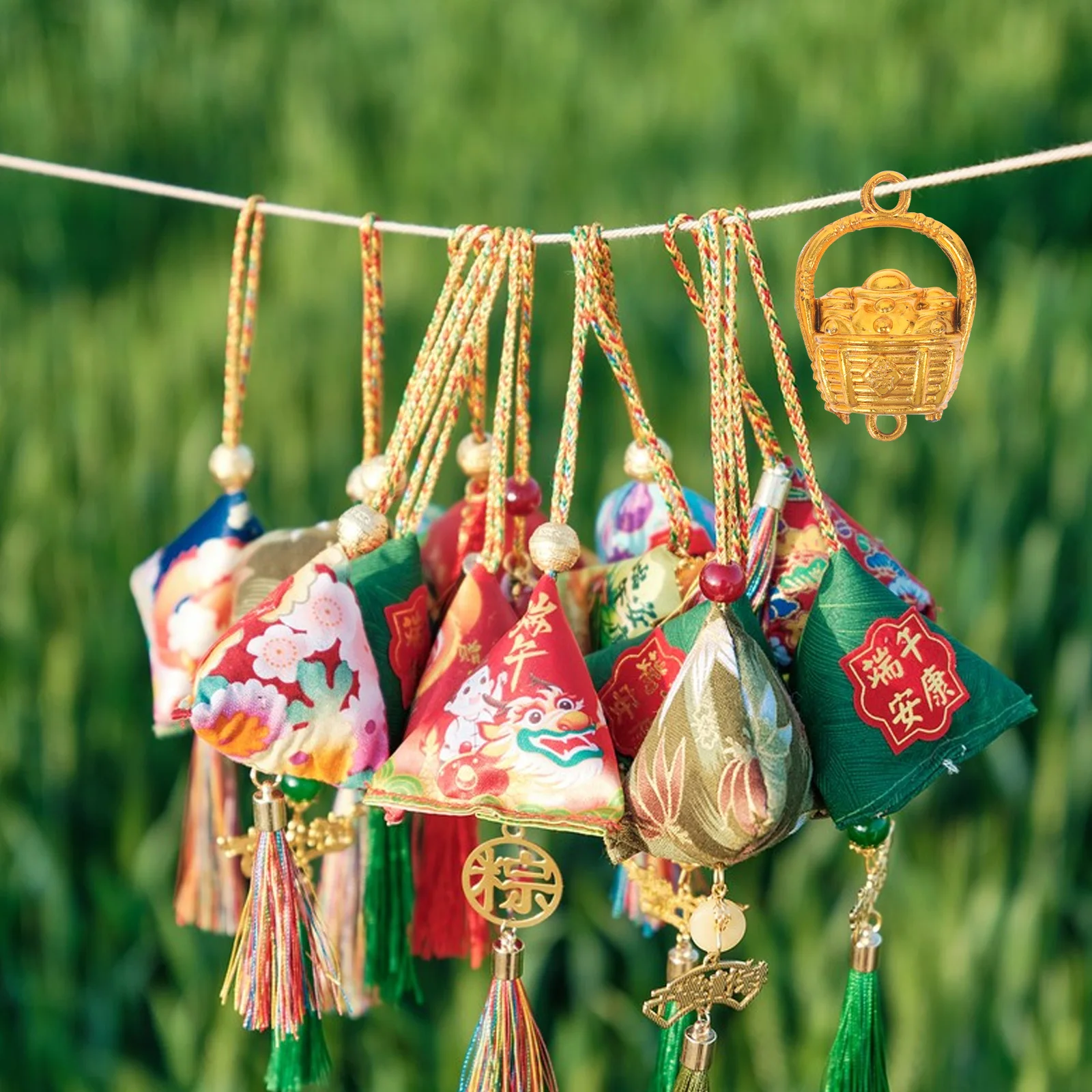 

50Pcs Mini Christmas Charms Plastic Flower Basket Pendants for Projects and Bonding Activities Craftsmanship