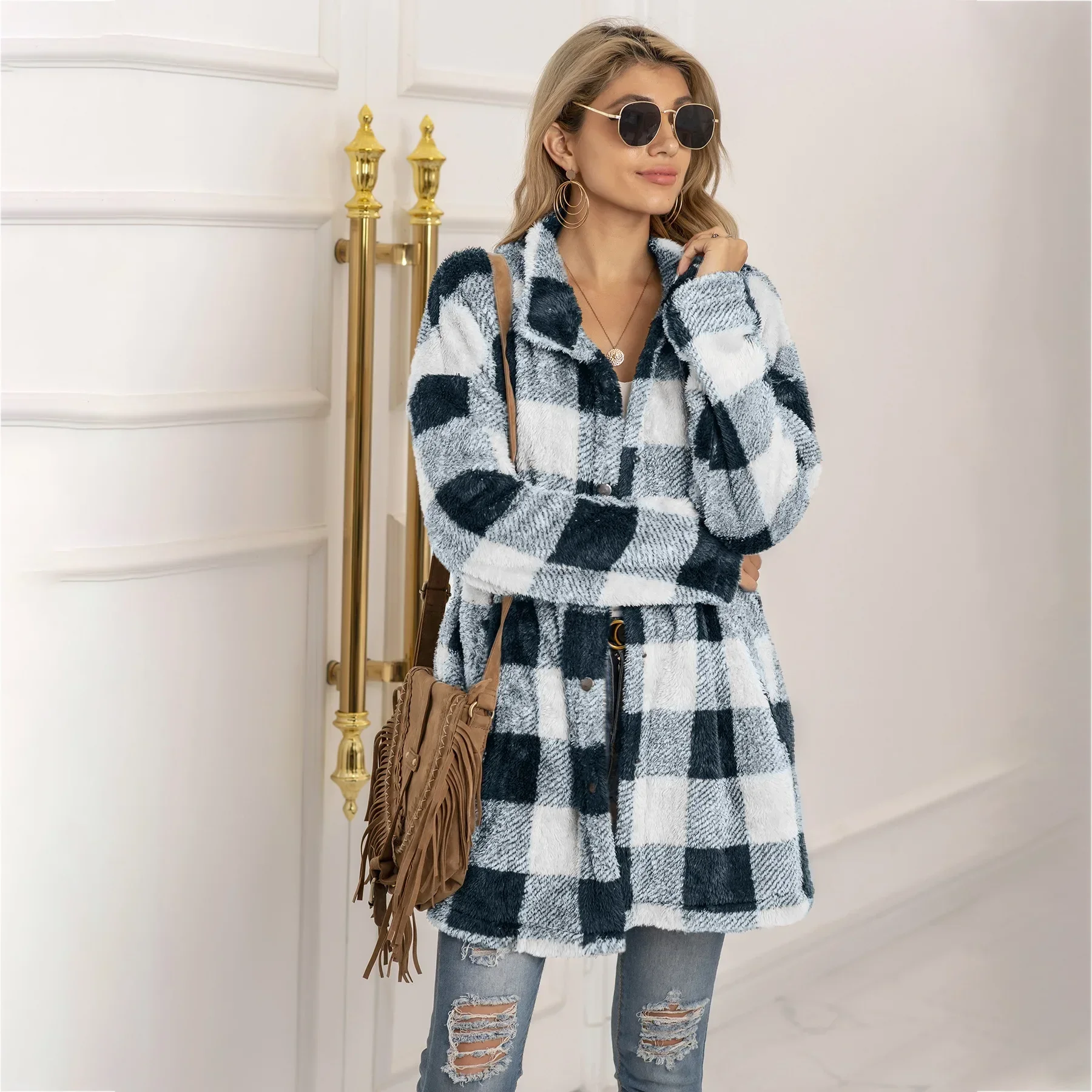 The new plush plaid long coat for autumn and winter in 2024 is young, beautiful and fashionable