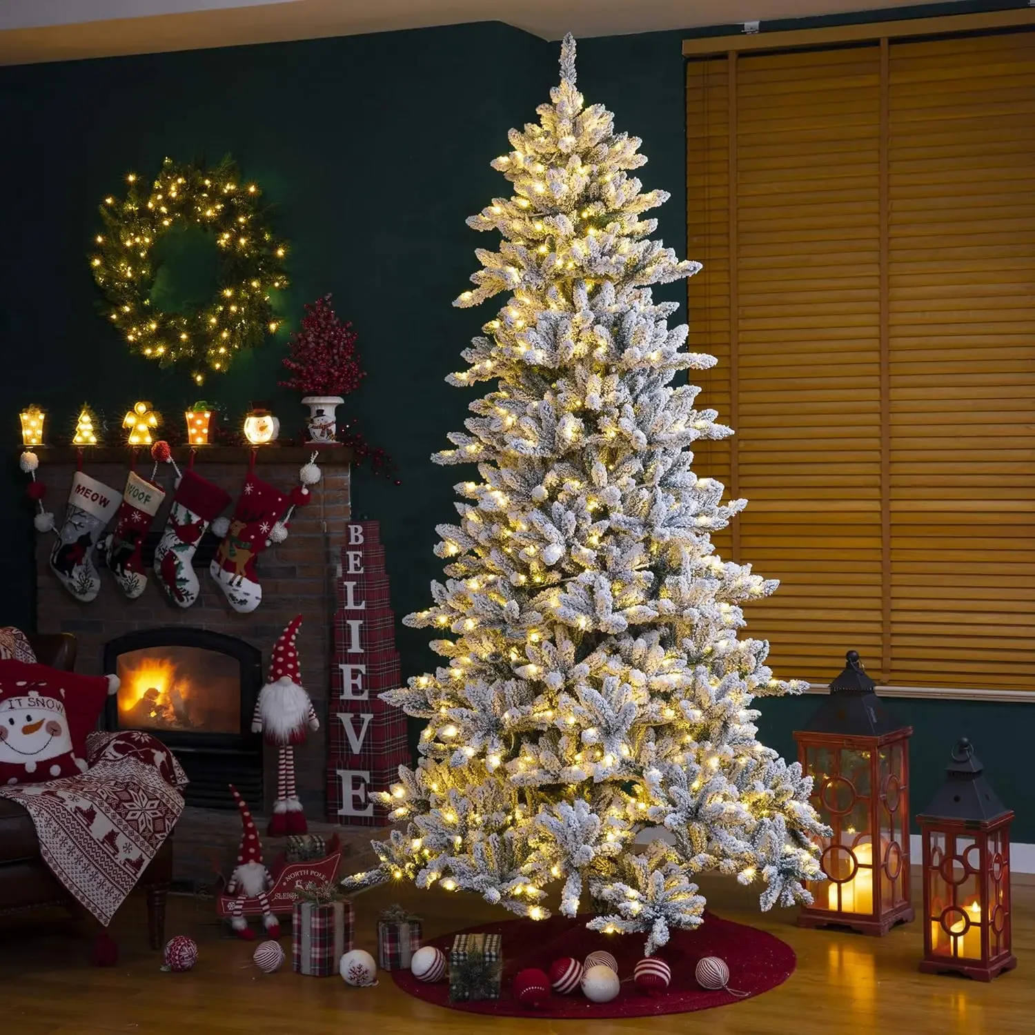 9 Fuß vorlich beleuchteter künstlicher Weihnachtsbaum aus geschneedeflockter Tanne mit einfach zu montierendem Metallständer