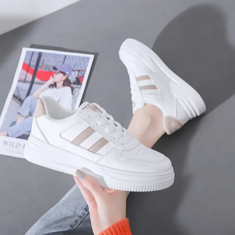 Nuevos zapatos informales para mujer, tendencia transpirable de verano, zapatos blancos pequeños para mujer, zapatos planos para caminar en la calle, zapatillas de tenis con plataforma cómodas