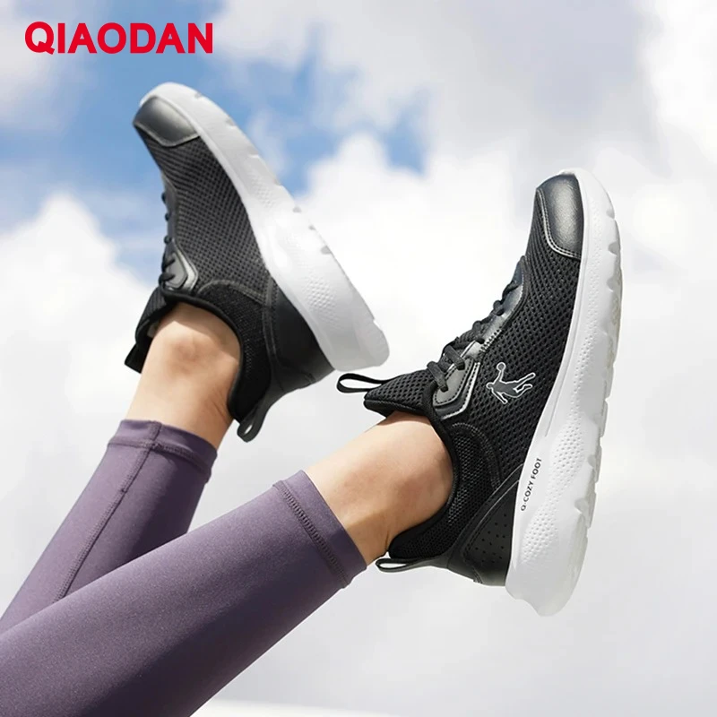 QIAODAN 여성용 메쉬 러닝 2025 신상 경량 편안한 충격 흡수 통기성 솔리드 아웃도어 스니커즈 XM26211801