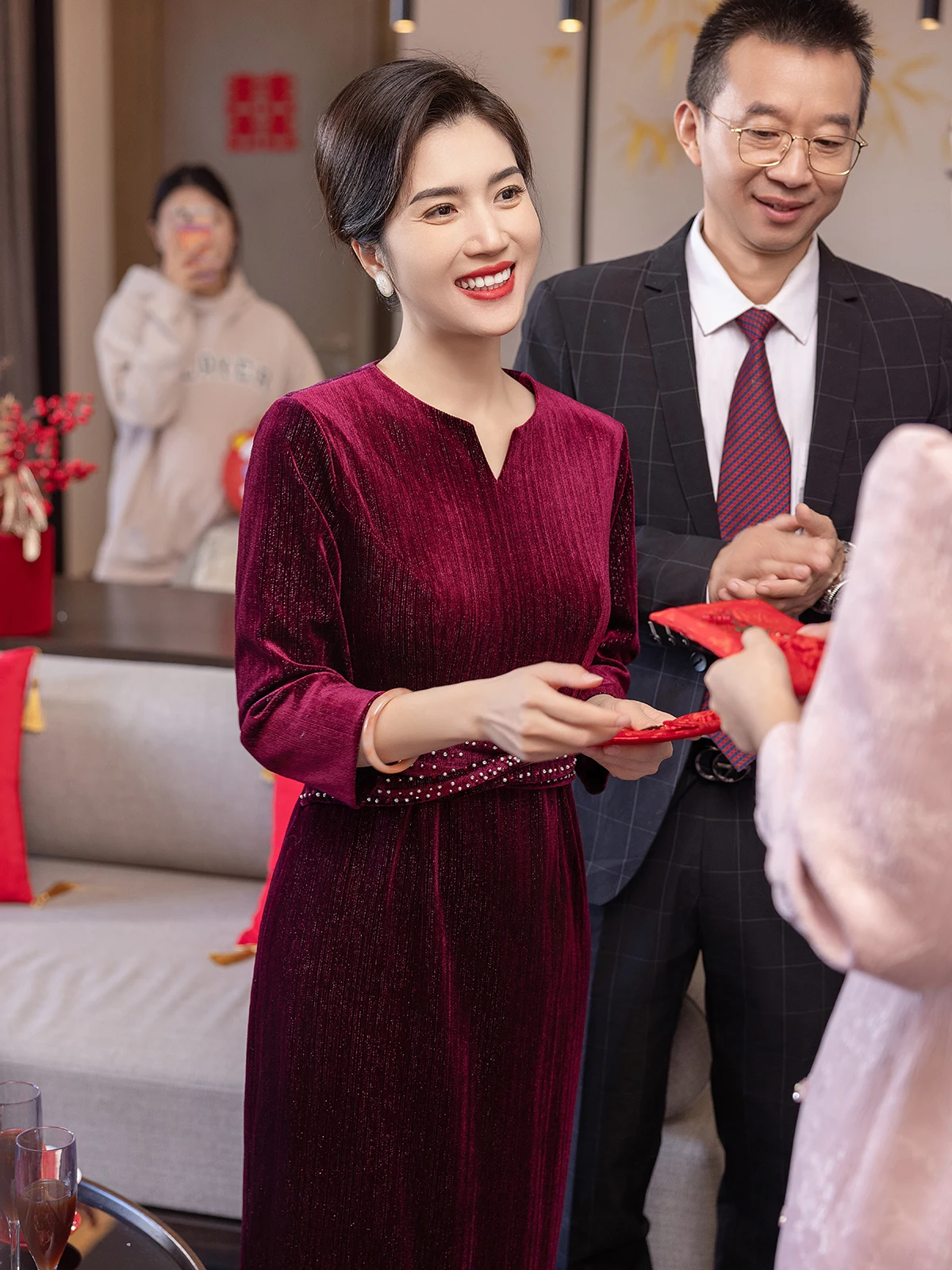 

Элегантное бархатное вечернее платье для мам невесты, осенне-зимнее, приталенное, с завышенной талией, длинное, с длинными рукавами