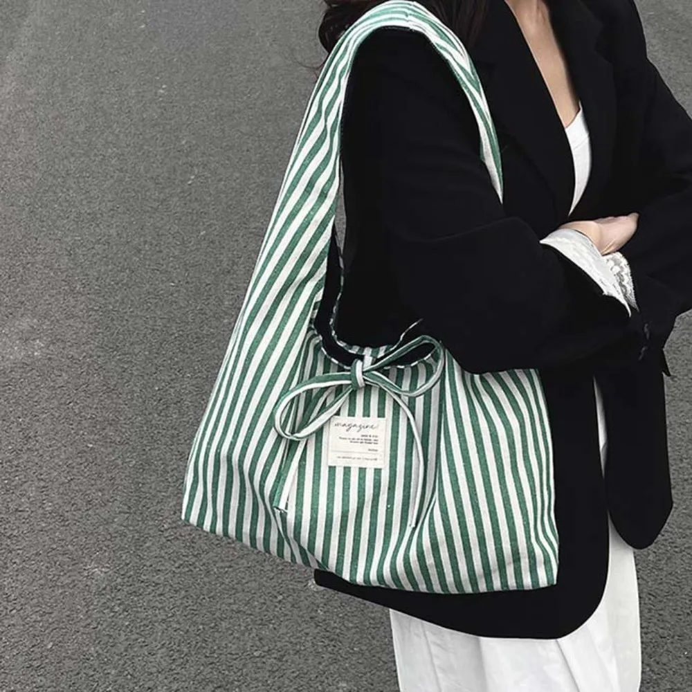 

Милая двусторонняя сумка на плечо контрастного цвета, большая вместительная полосатая тканевая жилетка, универсальная джинсовая синяя сумка с бантом для хранения