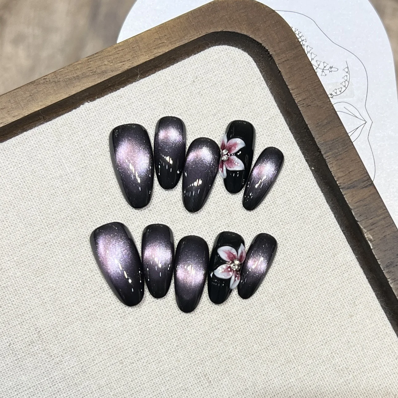 

10pcs Handmade Medium Oval Press On Nails Glitter Purple Cat Eye 3D Carving Flower Design Fake Nail Wearable Nails Art Tips Girl