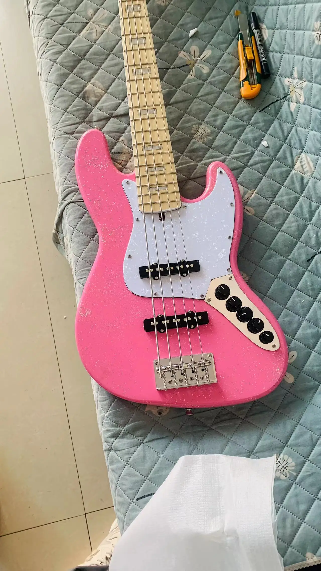 High quality classic 5-string bass electric guitar, custom pink large grain silver pink, active pickup, free shipping