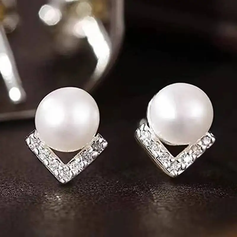 Huitan Elegante Damen-Ohrstecker mit Imitationsperlen für Hochzeit, Verlobung, Accessoires, trendiges V-förmiges Design mit glänzendem CZ-Schmuck