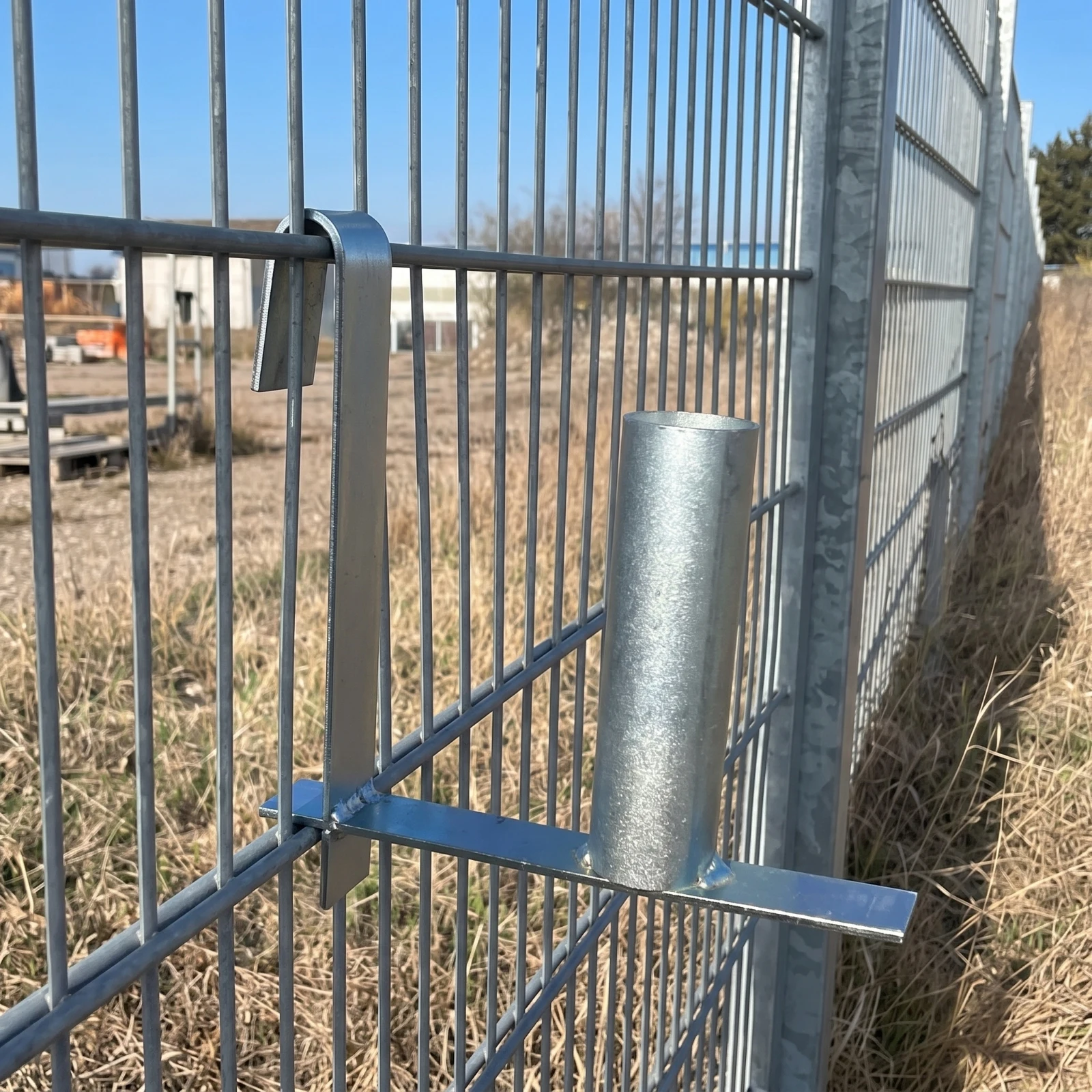 Rolling Assist Hook Heavy-Duty Fence Mounting Bracket with Roller Installation Aid Slim for DIYers