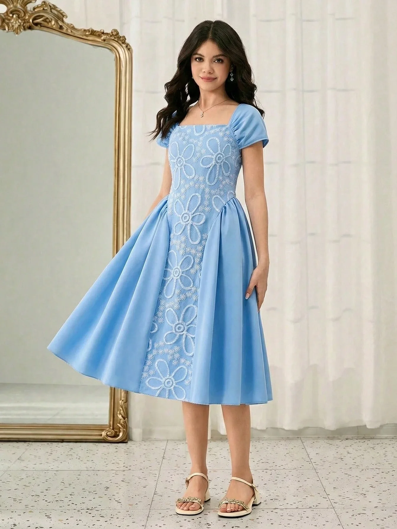 

Светло-голубое вечернее платье миди с квадратным вырезом, пышными рукавами, А-силуэтом и цветочной вышивкой для отпуска и вечеринок