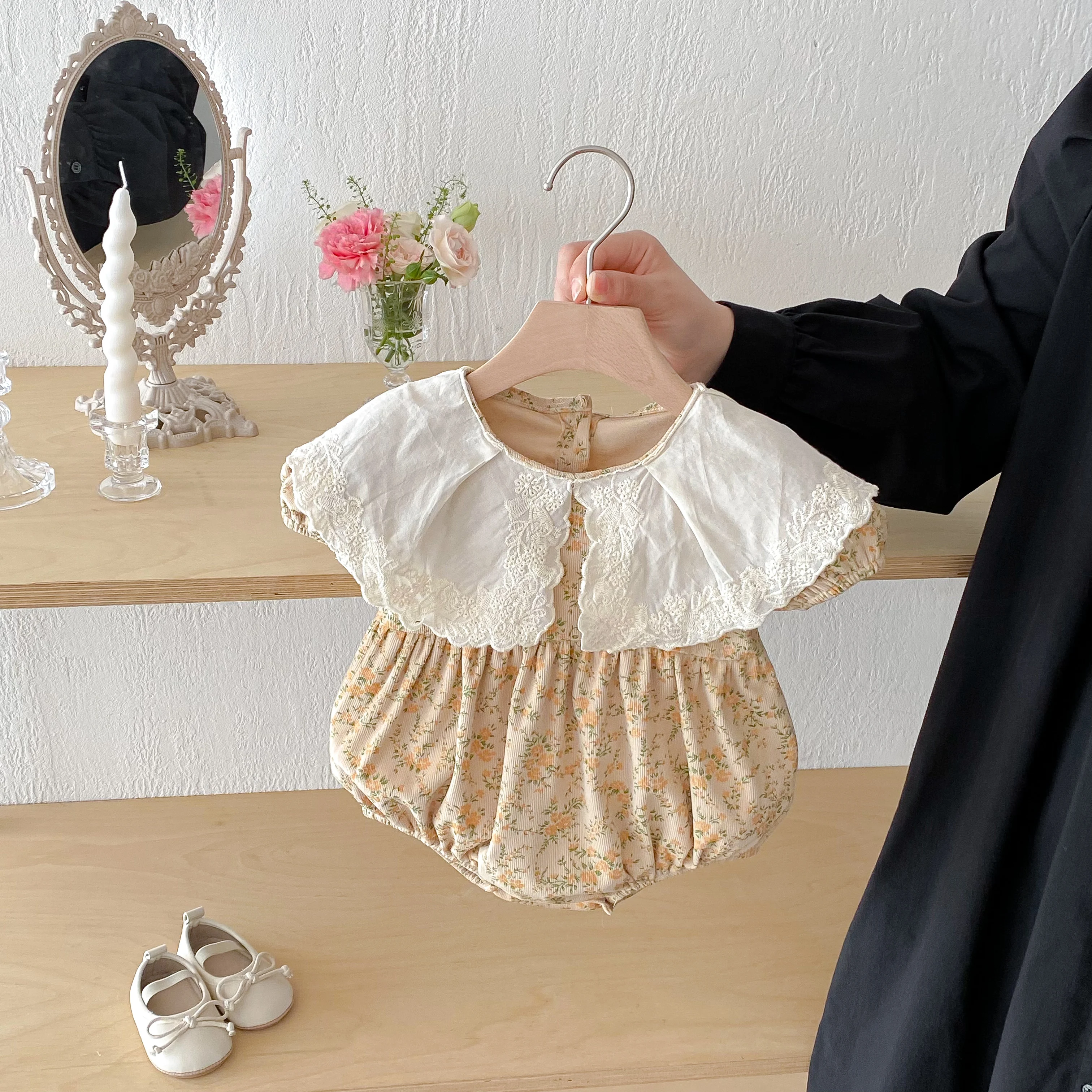 A Short-Sleeved Triangular Jumpsuit with A Large Lapel, Printed with Small Floral Patterns in Summer