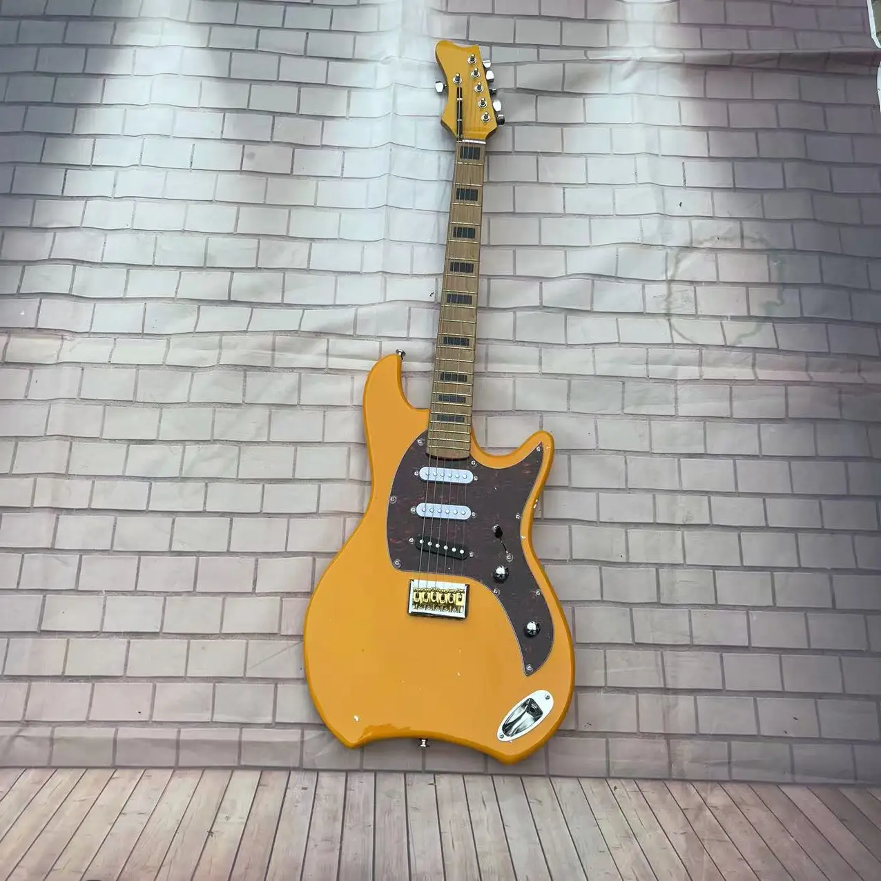 Alien electric guitar with yellow body, roasted maple neck and 6 chords, factory real picture, in stock