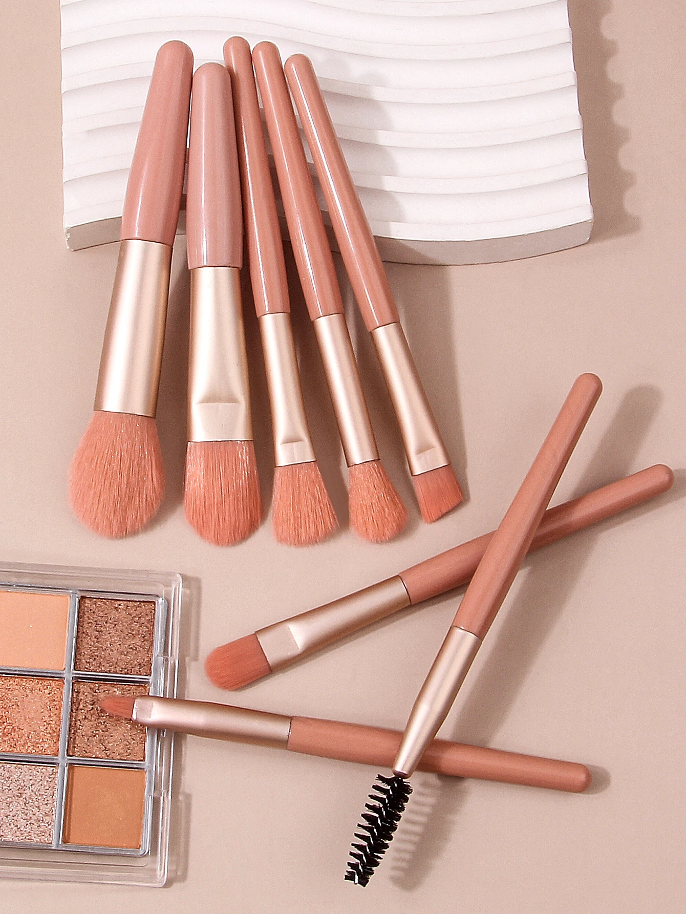 The 7Pcs beginner makeup brush set includes foundation brushes, blush brushes, eyeshadow brushes,mascara brushes and lip brushes
