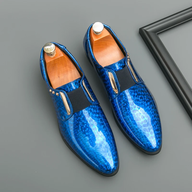 

Роскошные блестящие свадебные туфли, мужские повседневные кожаные туфли в деловом стиле, синие элегантные модельные туфли, мужские туфли с острым носком и заклепками, социальная мужская обувь